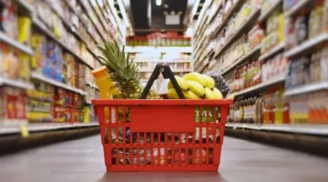 تقرير بلومبيرغ يكشف عن وفرة غذائية في دبي رغم أزمة الشحن